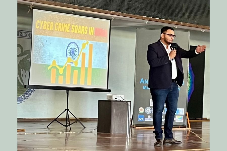 Heritage Cyberworld organises cyber crime awareness seminar in Anand Niketan Maninagar