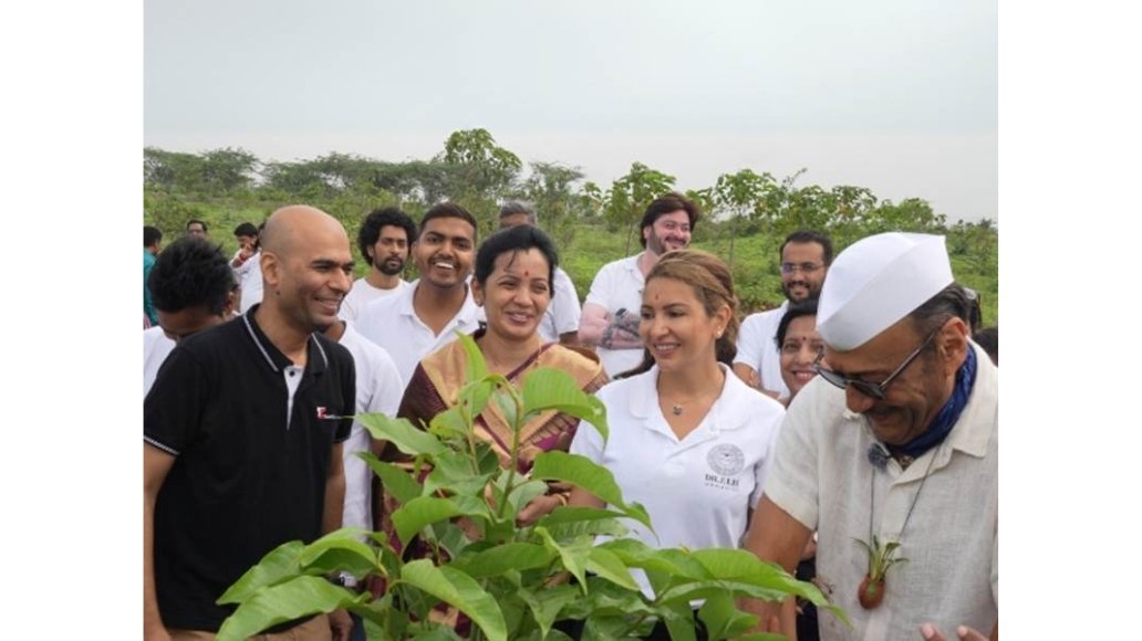 Bollywood-Actor-Jackie-Shroff-Joins-1000-Tree-Plantation-Drive-Promoting-Love-Peace-Humanity